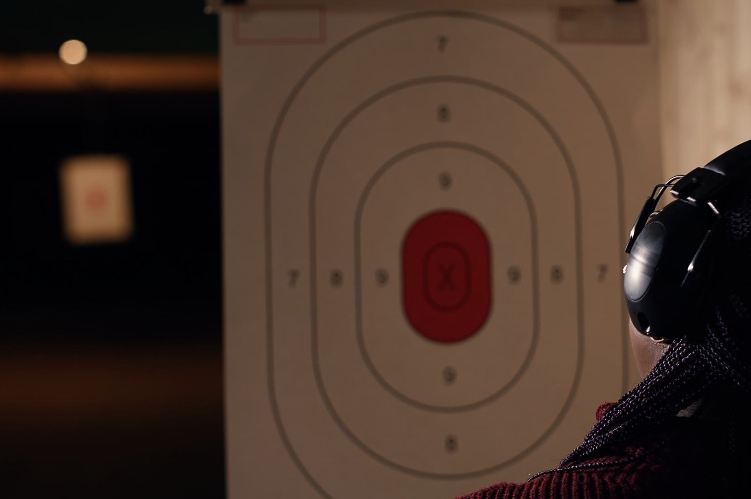 Jakie są główne różnice między strzelnicą otwartą a krytą?